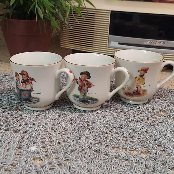 M.J. Hummel (3 cups ☕ ) - Picture 2 of 5